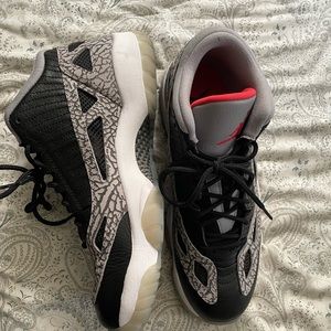 Jordan 11 low size 10 black cements